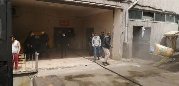 Son dakika: İstanbul Bağcılar'da iş yerinde patlama! Yaralı işçiyi kucaklarında taşıdılar - 1
