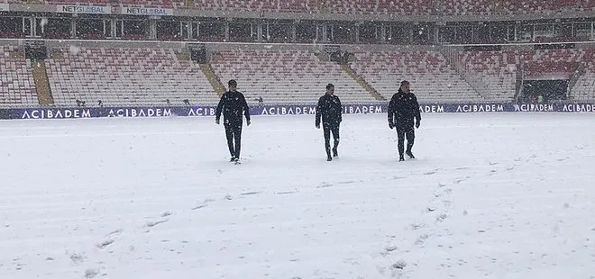 Sivasspor-Kasımpaşa maçı öncesi zemin karla kaplandı