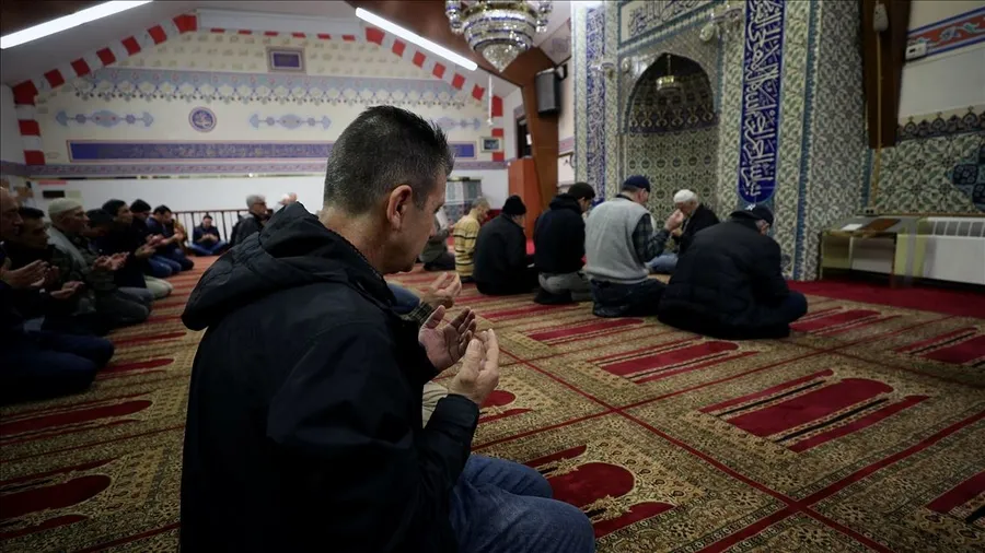 17-nisan-cuma-hutbesi-yayimlandi-diyanetten-ailelere-dijital-bagimlilik-uyarisi-1776355930415.jpg Hutbede ailelerin çocukların arkadaş çevresini yakından takip etmesi gerektiği ifade edildi.