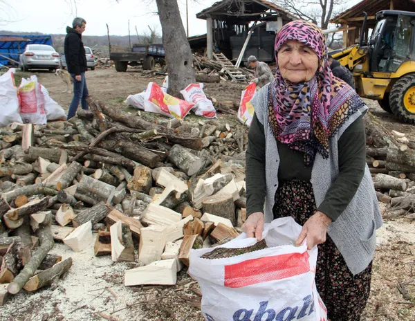 turkiye-tek-yurek-makbule-nine-herkesi-duygulandirdi-yuregimiz-yaniyor-1677588047752.jpg Türkiye tek yürek! Makbule nine herkesi duygulandırdı: Yüreğimiz yanıyor - 5