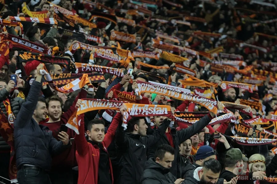 Galatasaray taraftarlarından anlamlı pankartlar 18
