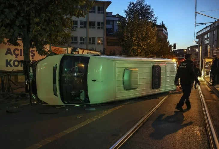 Güngören’de korkutan kaza! Servis minibüsü tramvay yoluna devrildi
