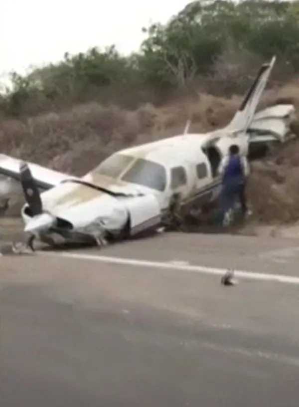 Arızalanan uçak otoyola indi! Çok sayıda ekip sevk edildi