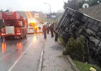 Çevik kuvvet otobüsü devrildi: 5 yaralı