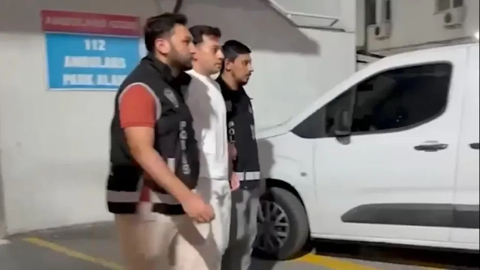 cemal-enginyurt-hayirli-olsun-demisti-mustehcen-videolarla-tanitilan-gece-kulubundeki-gizli-ortaklik-ortaya-ci-1788680667541.jpeg Alptürk Enginyurt ticari faaliyetlerinin yasal olduğunu iddia ediyor.