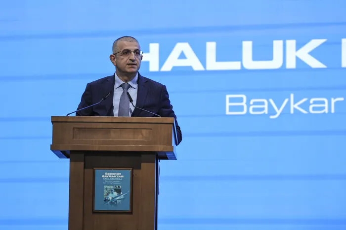 milli-sihalarin-oncu-ismi-ozdemir-bayraktar-anisina-belgesel-hazirlandi-1770476096995.jpg Milli SİHA'ların öncü ismi Özdemir Bayraktar anısına belgesel hazırlandı - 6