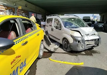 Pendik'te zincirleme kaza! 3 araca çarptı durağa daldı: 1 yaralı
