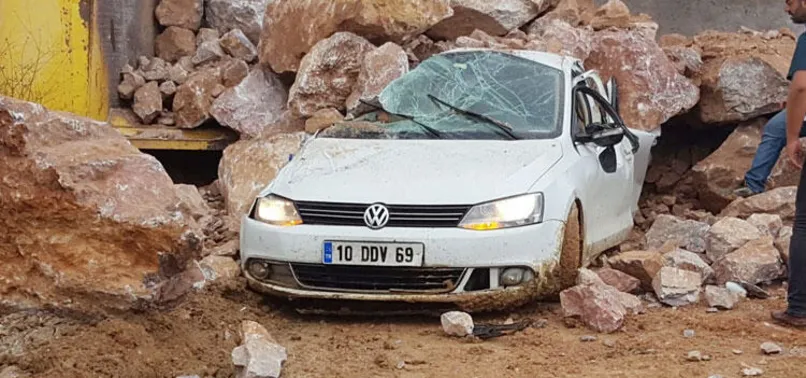 Balıkesir'de kamyondan dökülen kayaların altında kaldı!