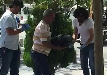 Bebeğini kaldırımdaki ağacın altına gömdü