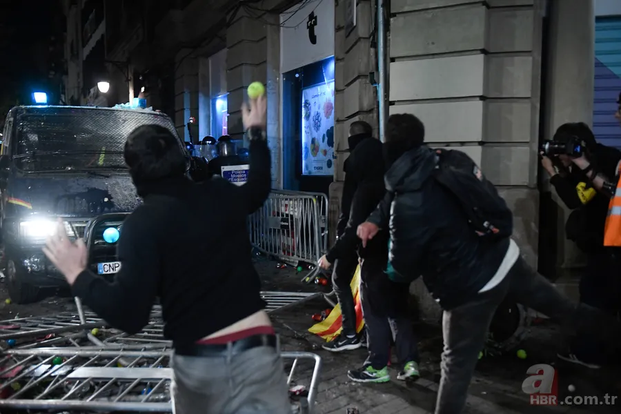 İspanya'da ayrılıkçıların gösterisine polis müdahalesi! Sokaklar savaş alanına döndü 10