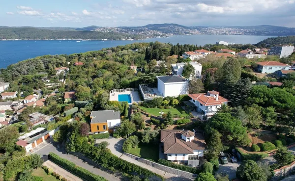 halk-tv-patronu-cafer-mahiroglunun-kacak-villasini-aysenur-arslan-bulmus-1697283995367.jpg Halk TV patronu Cafer Mahiroğlu'nun kaçak villasını Ayşenur Arslan bulmuş! - 1