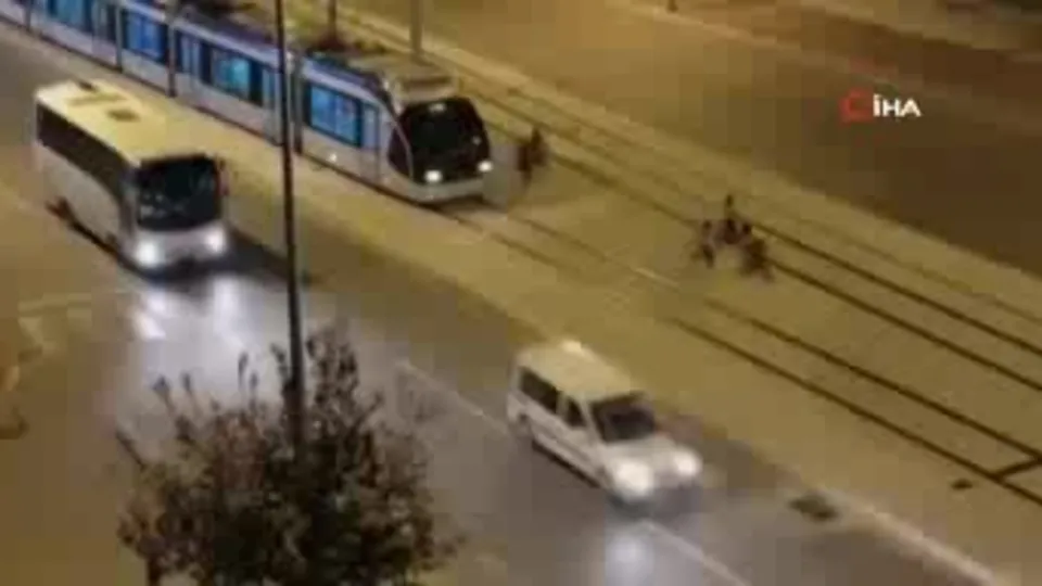 Çocukların tramvayla ölüm oyunu kamerada