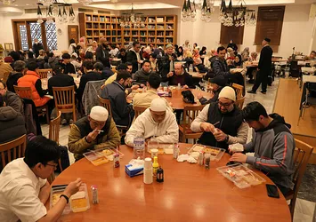 Japonya'da ilk iftara yoğun ilgi