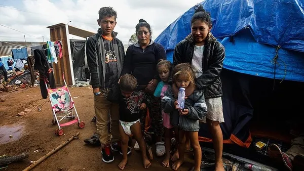 abd-gocmen-cocuklara-iskence-ediyor-binlerce-cocuk-ailesinden-ayrilmak-zorunda-kaldi-1609777354835.jpg ABD göçmen çocuklara işkence ediyor! Binlerce çocuk ailesinden ayrılmak zorunda kaldı - 4