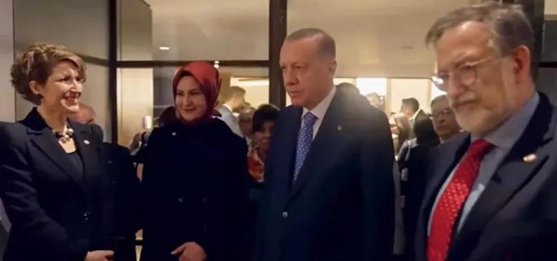 Başkan Erdoğan Cumhurbaşkanlığı Millet Kütüphane'sinde açılan Türk Müziği Tarihi Sergisi’ni gezdi! Merhum sanatçıların aile üyeleriyle sohbet etti