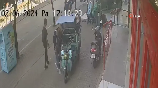 adanada-agizlari-acik-birakan-goruntuler-motosikleti-sahibiyle-birlikte-caldilar-1720517099322.jpg