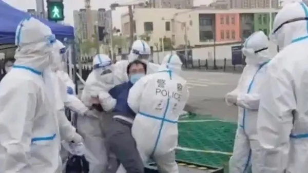 Son dakika: Şangay'da Kovid çatışması! İnanılmaz görüntüler: Evlerinin balkonlarına çıkıp çığlık atıyolar - 2