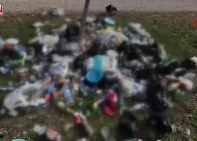 Ormanlık alanda çöp yığınları