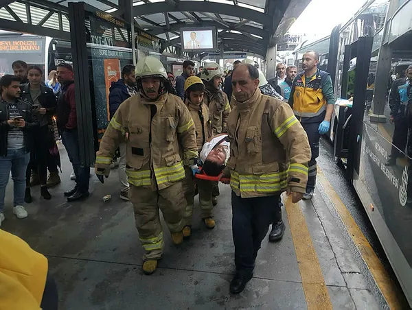 Son dakika: İstanbul'da metrobüs kazası! Yaralılar var - 1