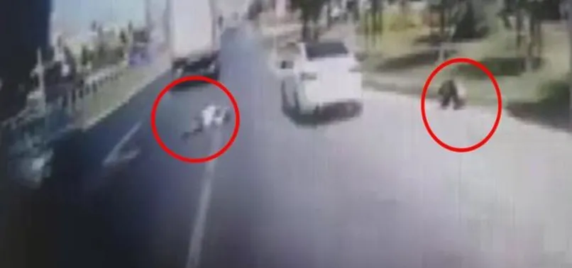 Büyükçekmece E-5’te feci olay! Otobüs durağına dalan ehliyetsiz sürücü 2 kişiye çarptı