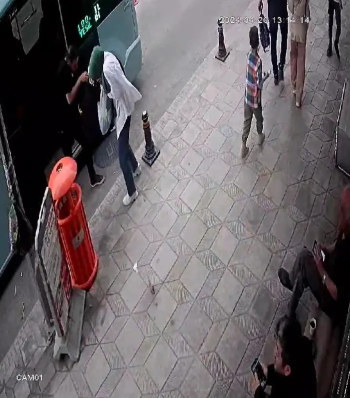 karabukte-soke-eden-olay-minibusten-inenler-neye-ugradiklarini-sasirdi-baslarina-tas-yagdi-1713643150566.jpeg Karabük’te akılalmaz olay! Minibüsten inenler neye uğradıklarını şaşırdı: Başlarına taş yağdı - 1