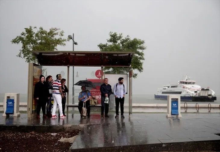 İzmir’de sağanak yağış hayatı felç etti