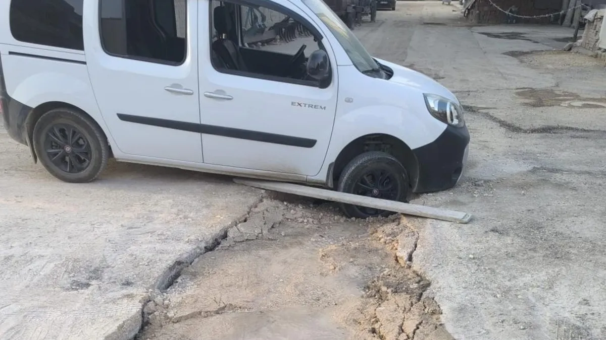 Hafif ticari araç çöken yolda mahsur kaldı