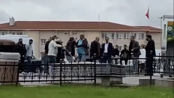 umraniyede-dolmus-soforleri-birbirine-girdi-kurek-sapli-kavga-kamerada-1633942423835.jpg Ümraniye’de dolmuş şoförleri birbirine girdi! Kürek saplı kavga kamerada - 3