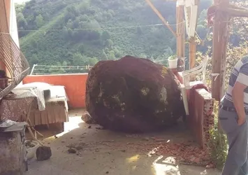 Giresun'da dev kaya kütlesi eve düştü