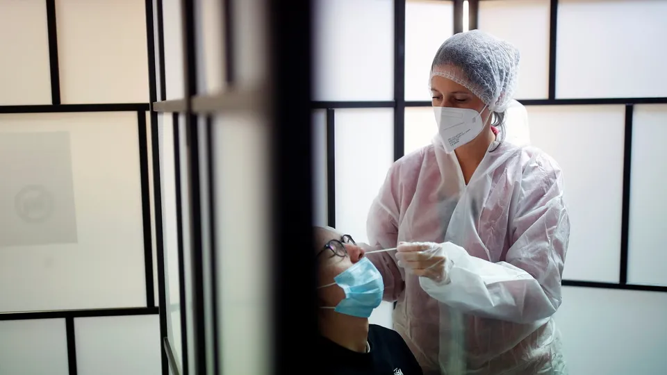 Koronavirüs testinde yeni yöntem: Sürüntü yerine gargara | Türk bilim insanları geliştirdi