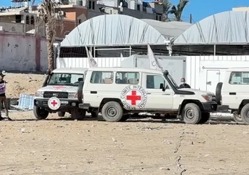 Hamas 2 esiri daha Kızılhaç'a teslim etti