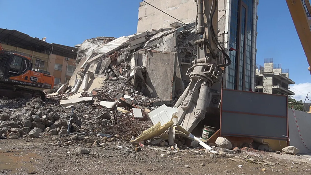 İş makinesi kolona dokundu: 7 katlı bina yerle bir oldu