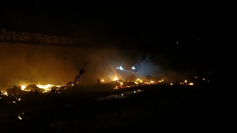 Antalya Balıkçı Barınağı’nda gece yangını! Şiddetli rüzgârın ardından büyük hasar: 20’den fazla tekne küle döndü - 8