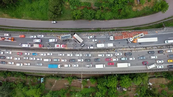 son-dakika-temde-zincirleme-kaza-istanbul-istikameti-trafige-kapandi-1622437203945.jpg Son dakika: TEM'de zincirleme kaza! İstanbul istikameti trafiğe kapandı - 3