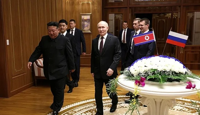 putin-kuzey-korede-24-yil-sonra-bir-ilk-resmi-ziyaretle-karsilandi-1718746425442.jpg Putin Kuzey Kore'de! 24 yıl sonra bir ilk: Resmi ziyaretle karşılandı - 3