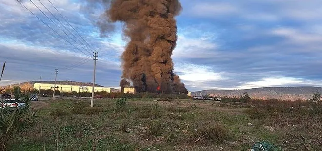 İzmir'de plastik kasa fabrikasında yangın
