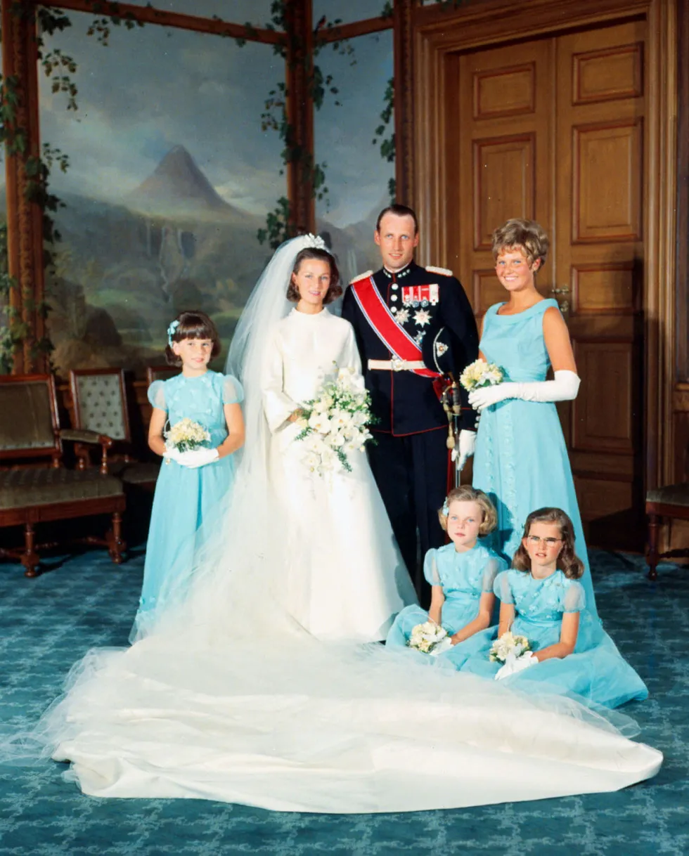 norvec-krali-harald-hayatini-kaybetti-yeni-kral-haakon-1787903409375.jpg Norveç Veliaht Prensi Harald ve Sonja Haraldsen, 29 Ağustos 1968'de Norveç'in Oslo kentindeki Kraliyet Sarayı'nda düzenlenen düğünlerinin ardından, Kuş Odası'nda nedimeleri Ian Henriksen (sağda), Anita Henriksen, Lis Haraldsen ve Ingeborg Lorentzen ile birlikte fotoğraflandı. (REUTERS)