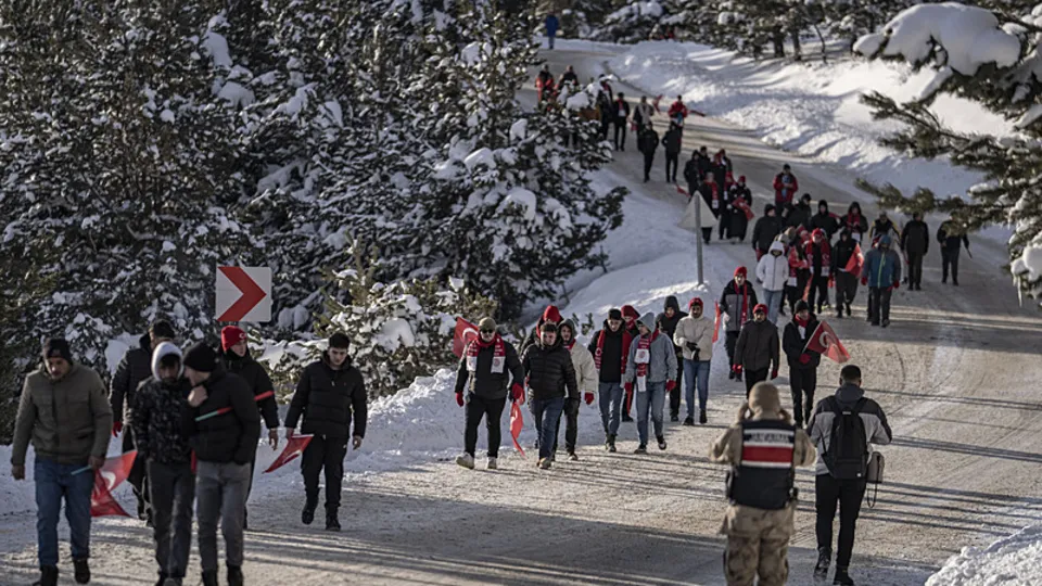Binler Sarıkamış’ta şehitler için yürüdü