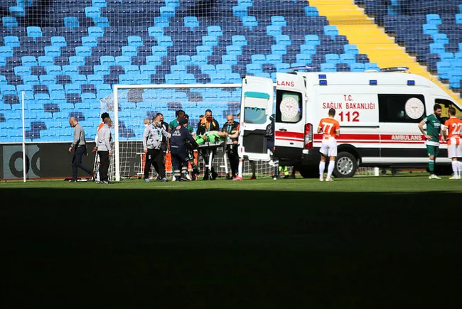 Adanaspor-Giresunspor maçında kaleci Goran Karacic ambulansla hastaneye kaldırıldı - 4