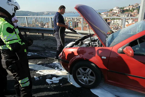 15 Temmuz Şehitler Köprüsü'nde araç yangını - 1