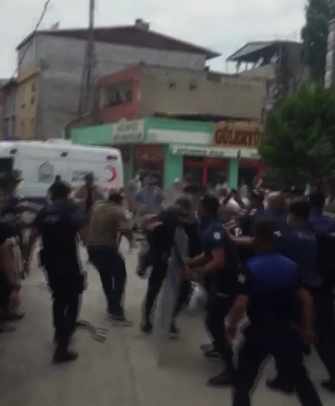 Bursa'da yıkım gerginliği! Polis ve zabıtaya taş ve sopalarla saldırdılar - 3