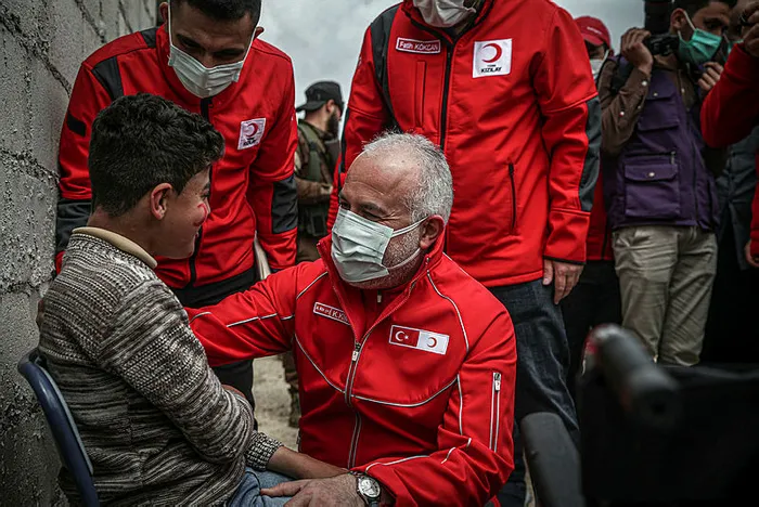Türk Kızılay’dan İdlib’te çadırda yaşayan Suriyelilere briket ev | Başkan Erdoğan’ın talimatı yerine getirildi