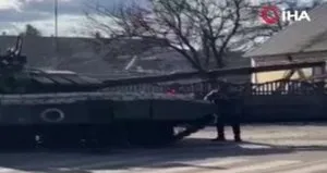 Ukraynalılar Rus tankların önüne çıktı!