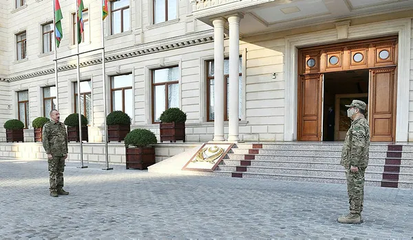 Azerbaycan Cumhurbaşkanı İlham Aliyev mesajını askeri elbise ile verdi: Hiçbir güç irademizi etkileyemez