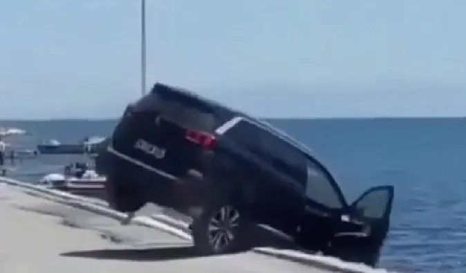 İzmir’de bir kişi kiraladığı lüks cipi denize attı, arkasına bakmadan gitti - 2