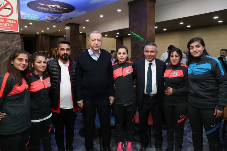 Başkan Erdoğan, Yüksekova'da Mehmetçik ile iftar yaptı