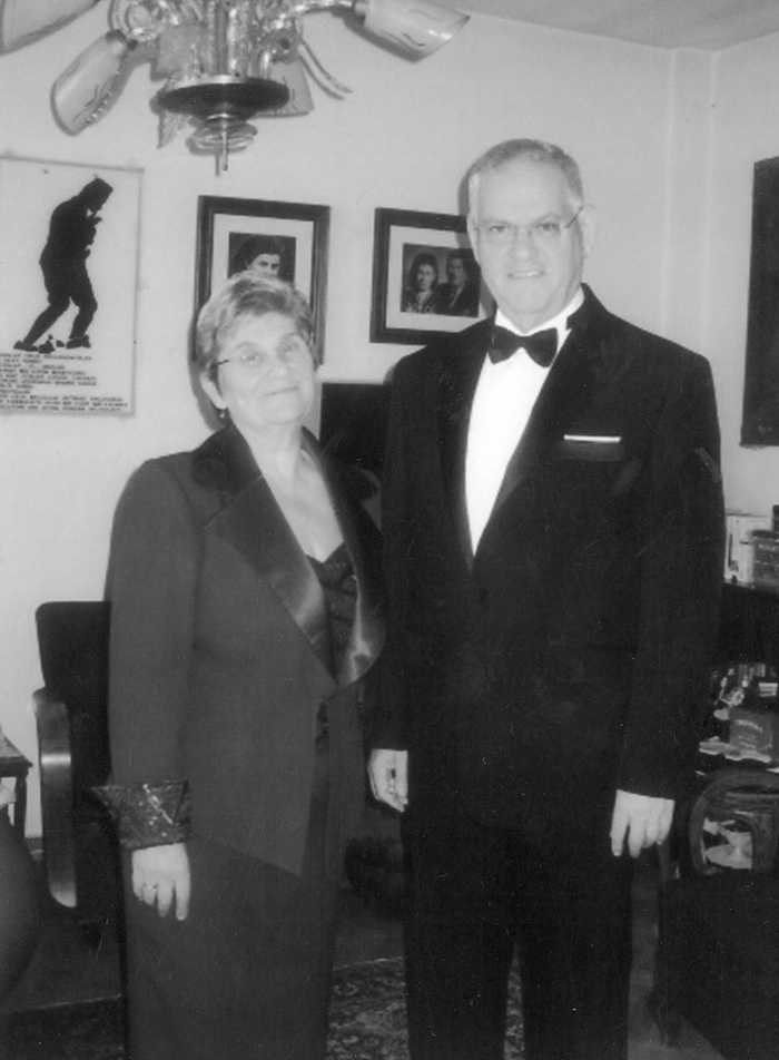 canan-karatayin-aci-gunu-esine-boyle-veda-etti-1765784167779.jpeg Prof. Dr. Canan Karatay ve eşi Ali Başak Karatay (ahaber.com.tr)