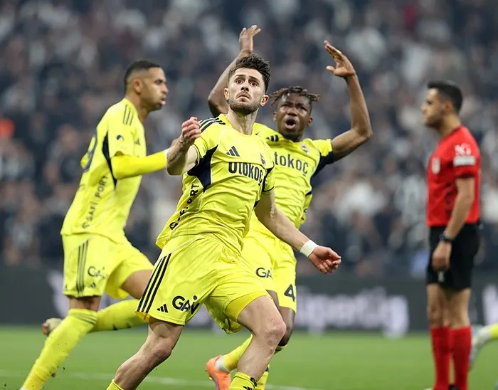 istanbulda-derbi-heyecani-besiktas-fenerbahce-maci-basladi-canli-anlatim-1762107604577.jpeg İsmail Yüksek'in golü sonrası Fenerbahçe farkı 1'e indirdi. (AA)