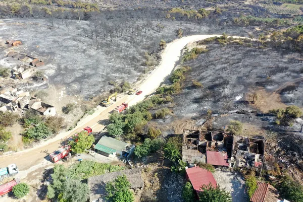 manisa-saruhanlidaki-yangin-2-gununde-kontrol-altina-alma-calismalari-suruyor-1690274285305.jpg Manisa Saruhanlı'da orman yangını: Kontrol altına alındı