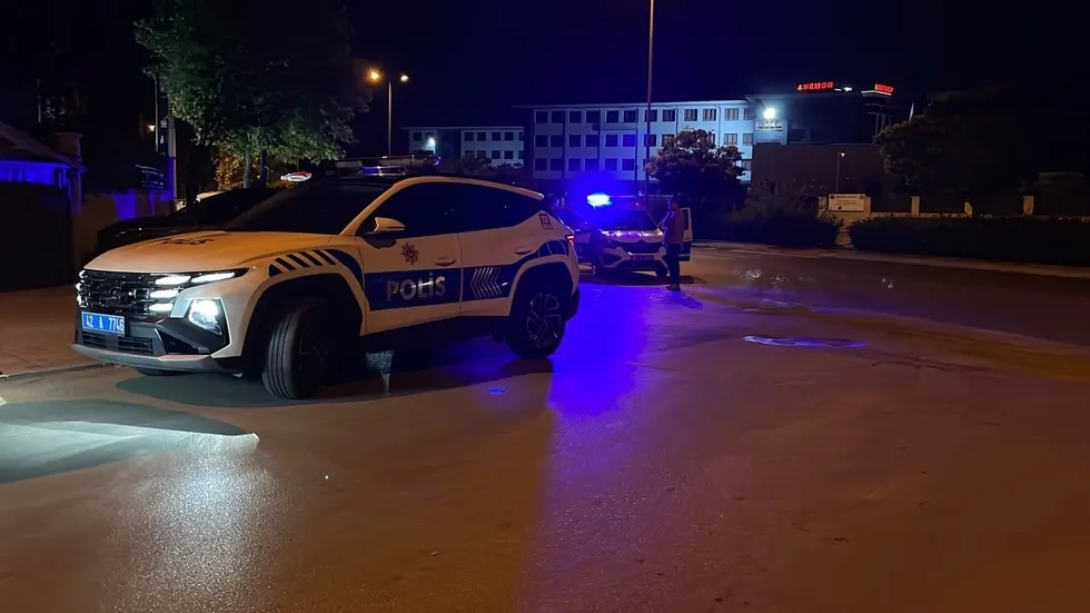 Konya'da asker eğlencesi kanlı bitti! Sokak ortasında bıçaklı saldırıya uğrayan 17 yaşındaki genç hastaneye kaldırıldı - 1